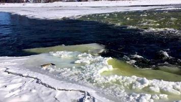 río chulman en invierno en neryungri. yakutia del sur, rusia video
