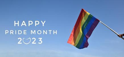 dibujo de colores del arco iris con textos 'feliz mes del orgullo 2023', concepto para celebraciones de la comunidad lgbtqai en el mes del orgullo en todo el mundo. foto