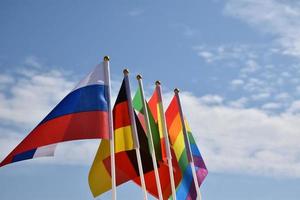 bandera del arco iris y banderas nacionales de los países europeos, enfoque suave y selectivo, concepto para la celebración lgbt y el respeto de la diversidad de género de los humanos en los países europeos de todo el mundo. foto