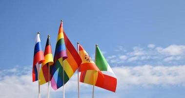 bandera del arco iris y banderas nacionales de los países europeos, enfoque suave y selectivo, concepto para la celebración lgbt y el respeto de la diversidad de género de los humanos en los países europeos de todo el mundo. foto