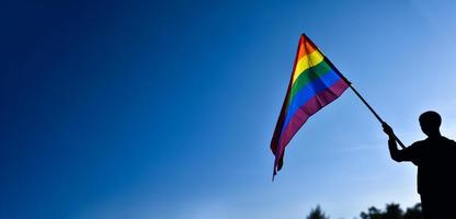 busque la vista de la bandera del arco iris, símbolo lgbt, contra un fondo azul claro, enfoque suave y selectivo, concepto para la celebración lgbt en el mes del orgullo, junio, en todo el mundo, copie el espacio. foto