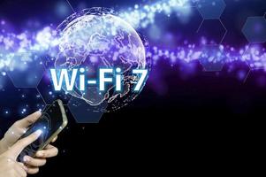 hombre conceptual que usa tecnología wifi 7 conectado al mundo de Internet con nueva tecnología foto