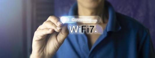 hombre conceptual que usa tecnología wifi 7 conectado al mundo de Internet con nueva tecnología foto