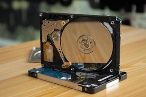 La unidad de disco duro de 2,5 pulgadas es la parte que se utiliza para almacenar datos o también se denomina disco duro. foto