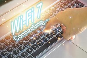 hombre conceptual que usa tecnología wifi 7 conectado al mundo de Internet con nueva tecnología foto