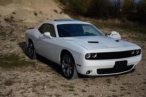 poderoso coche de músculo americano blanco en carrera. foto