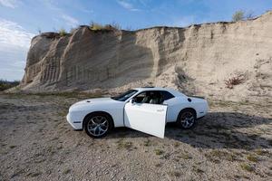 poderoso coche de músculo americano blanco en carrera. foto