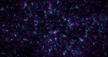 púrpura y azul hermosas partículas de estrellas brillantes que brillan intensamente que vuelan en la galaxia en energía espacial mágica con efecto de desenfoque y bokeh. fondo abstracto, introducción, video en alta calidad 4k