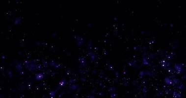 Purper en blauw mooi helder gloeiend glimmend ster deeltjes vliegend in de heelal in ruimte energie magie met vervagen en bokeh zoom effect. abstract achtergrond, inleiding, video in hoog kwaliteit 4k