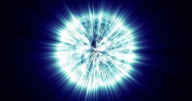 abstraktes Animationsbewegungsdesign mit einer ungewöhnlich schönen, hell leuchtenden Explosion eines Sterns einer blauen Kugel einer Kugel aus kleinen Partikeln mit Strahlen im Weltraumhintergrund in hoher Auflösung 4k video