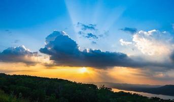 cielo al atardecer con rayos de luz en el crepúsculo foto