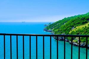 hermosa terraza al aire libre en el balcón soleado con vistas a la montaña y al mar. foto