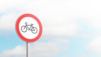 señal de bicicleta redonda tránsito prohibido para bicicletas en un fondo de cielo azul. Señal de carretera de bicicleta, señal roja de prohibición. ilustración 3d foto