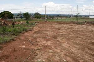 La tierra está siendo limpiada para la construcción de una nueva carretera en la sección noroeste de brasilia, brasil, conocida como noroeste foto