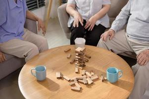 grupo de personas mayores disfrutan hablando, relajándose con el juego en el centro de salud para personas mayores. foto