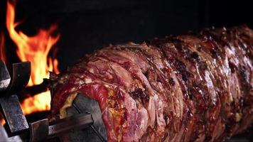 deliciosa comida turca tradicional oltu cag kebab doner a la parrilla de la cocina erzurum foto