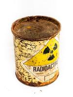 señal de advertencia de radiación en el viejo contenedor de material radiactivo en forma de cilindro oxidado foto