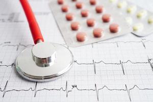 estetoscopio en electrocardiograma con droga, onda cardíaca, ataque cardíaco, informe de cardiograma. foto