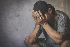 retrato de una persona adulta joven con dependencia de sustancias después del abuso de drogas y medicamentos a largo plazo, drogadicto sin esperanza que atraviesa una crisis de adicción. foto