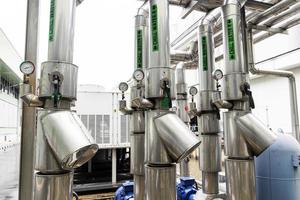 sistema de tuberías para suministrar agua fría al proceso de producción.