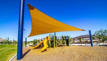 gimnasio de la selva para niños con dosel para sombra foto