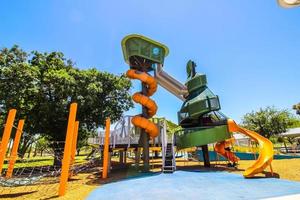 equipo de juegos para niños en un parque público gratuito foto