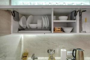 utensilios de cocina y utensilios para el hogar en los estantes de la cocina foto