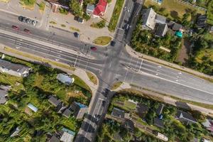 vista aérea del cruce de carreteras o intersección de carreteras. red de cruce de transporte tomada por drones. foto