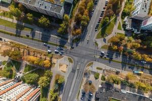 vista aérea del cruce de carreteras o intersección de carreteras. red de cruce de transporte tomada por drones. foto