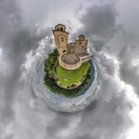 pequeño planeta transformación de panorama esférico 360 grados. antena abstracta esférica en la iglesia. curvatura del espacio. foto