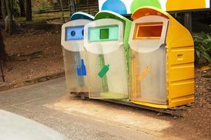 3 tipos de cubos de basura que separan los tipos de residuos foto