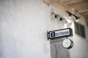 etiqueta de baño en cafetería foto