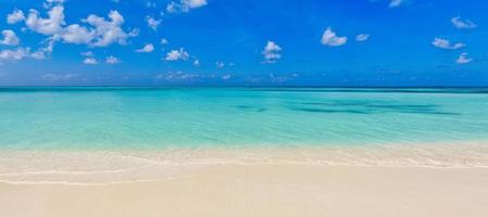 playa de la libertad. primer plano de arena blanca, mar azul en calma, cielo soleado. horizonte del paisaje marino. hermosa naturaleza al aire libre escénica, costa tropical del océano mediterráneo. hermosa costa tranquila, relax isla paradisíaca. foto