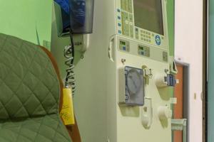 máquina de diálisis. sistema de diálisis. hemodiálisis en pacientes en el hospital. foto