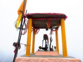 pequeño templo de shiv ling en las colinas foto