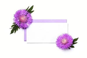 maqueta de invitación o tarjeta de felicitación con hoja en blanco y flores de cardo violeta sobre fondo blanco foto