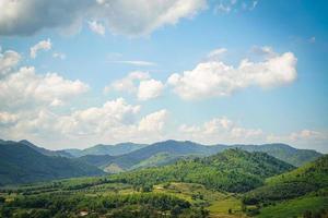 montañas y cielo en el campo tranquilo a orillas del río mekong foto