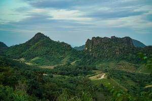 montañas y cielo en el campo tranquilo a orillas del río mekong foto