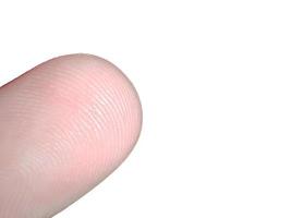 primer plano de la textura de la huella dactilar de la fotografía macro de la piel del dedo aislada sobre fondo blanco con trazado de recorte foto