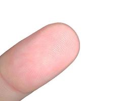 Primer plano de la textura de la huella dactilar de la piel del dedo aislado sobre fondo blanco con trazado de recorte foto