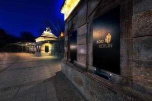 entrada del famoso zoológico de berlín por la noche foto