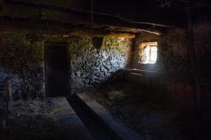 interior de un antiguo establo rural en el norte de italia foto