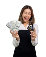 mujer asiática en delantal posando con dinero en efectivo en dólares y tarjeta de crédito. png