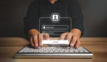 hombre de negocios que utiliza un portátil para escribir usuarios y contraseñas para iniciar sesión en aplicaciones financieras, seguridad de la información de identificación y cifrado, concepto de seguridad cibernética para el acceso a Internet foto