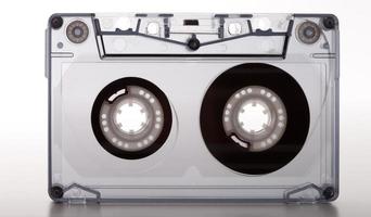 cinta de casete de audio aislada en fondo blanco, concepto de música vintage de los años 80 foto