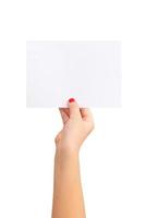 mano de niña sosteniendo una pequeña hoja de papel. papel en blanco para presentación de texto. foto