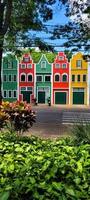 coloridas casas de holambra con vista a la calle de la ciudad foto