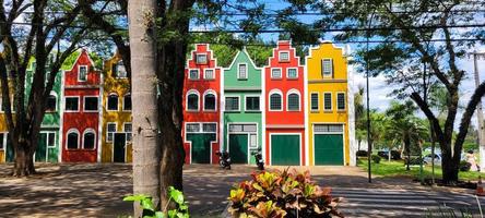 coloridas casas de holambra con vista a la calle de la ciudad foto