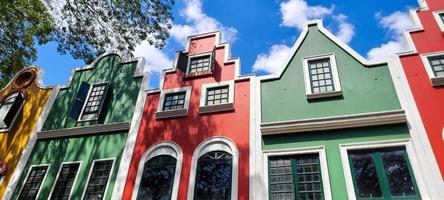 coloridas casas de holambra con vista a la calle de la ciudad foto