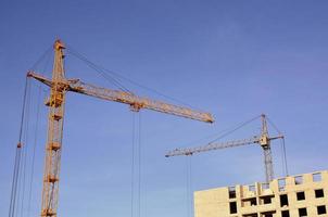 edificio en construcción con grúa foto